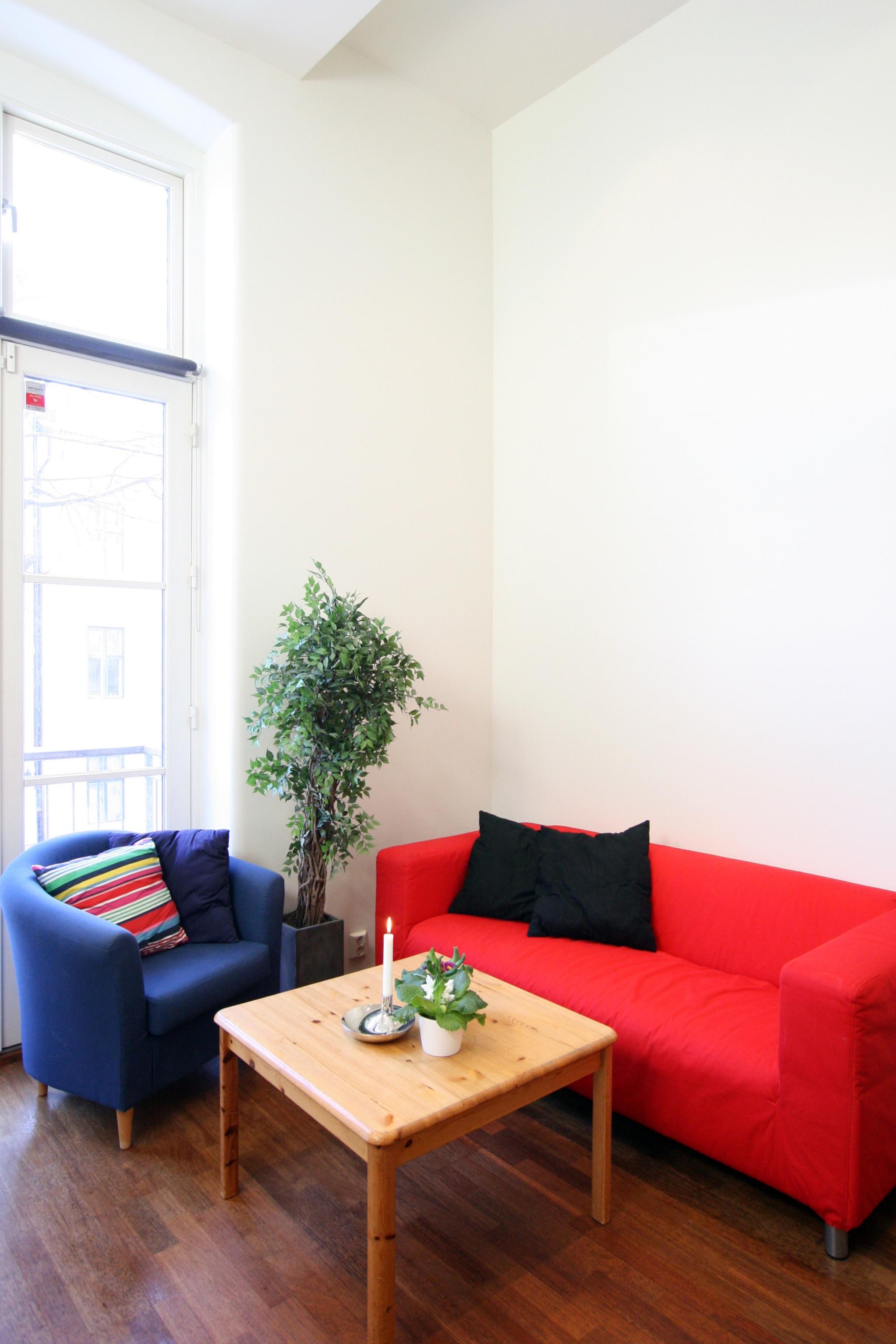 Stor stue med høyt til taket